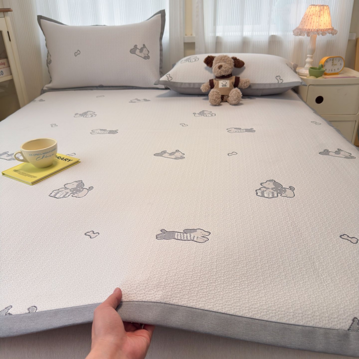 91家纺网 家纺一手货源 找家纺 亿梵家居 2026春夏新款冰豆豆PE高分子凉席 狗狗派对-咖