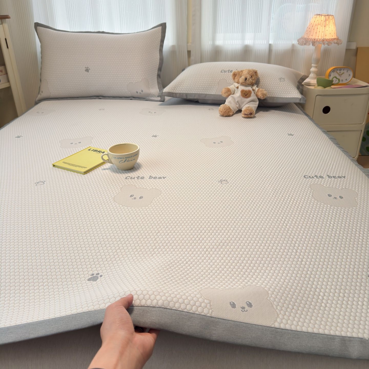 91家纺网 家纺一手货源 找家纺 亿梵家居 2026春夏新款冰豆豆PE高分子凉席 比利熊-咖