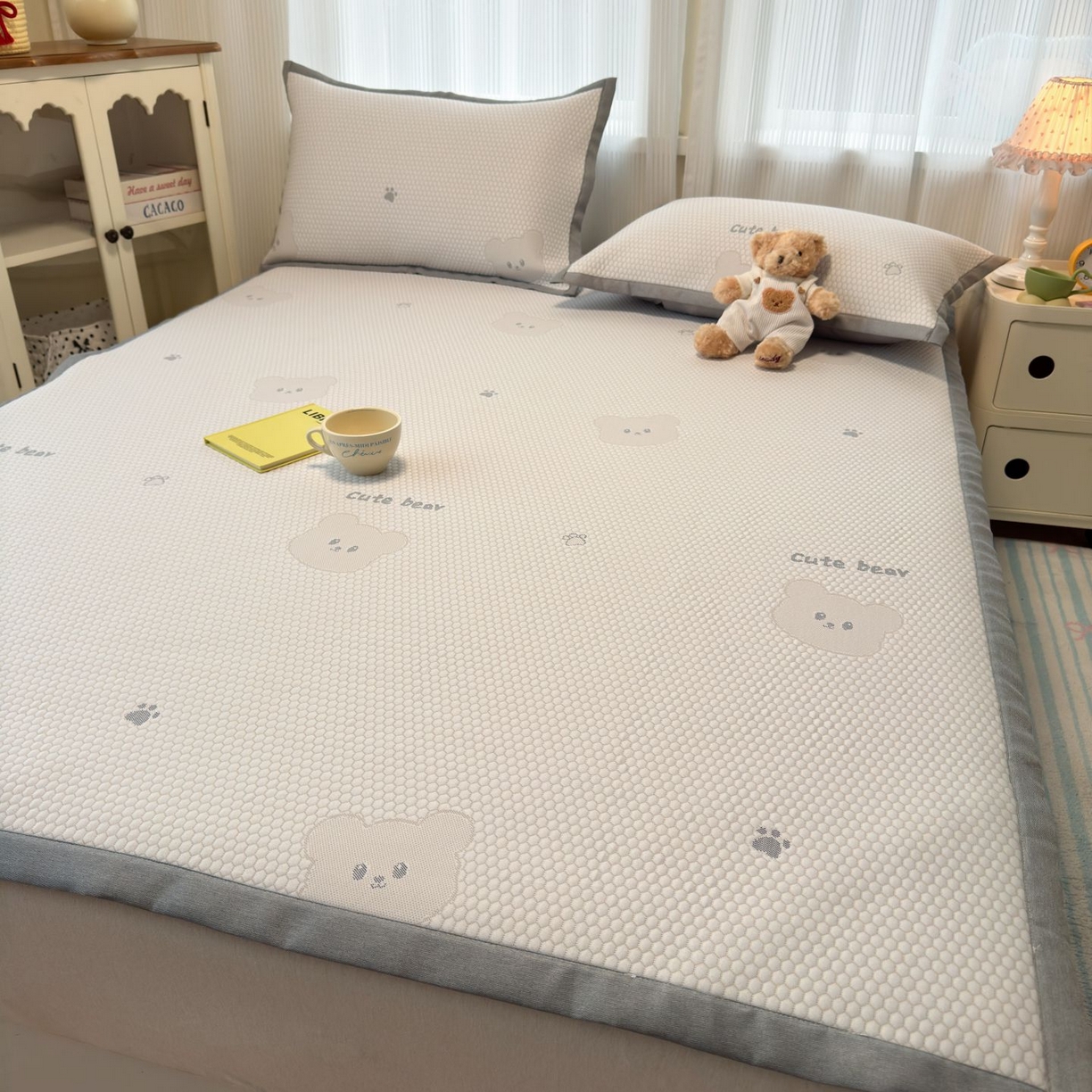 91家纺网 家纺一手货源 找家纺 亿梵家居 2026春夏新款冰豆豆PE高分子凉席 比利熊-咖