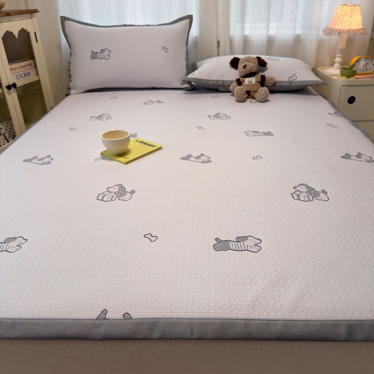 91家纺网 家纺一手货源 找家纺 亿梵家居 2026春夏新款冰豆豆PE高分子凉席 狗狗派对-粉