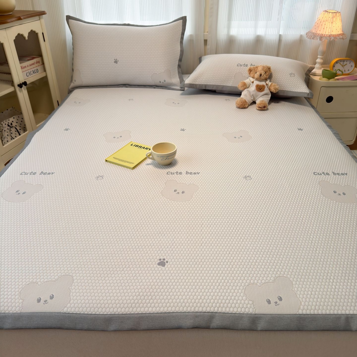 91家纺网 家纺一手货源 找家纺 亿梵家居 2026春夏新款冰豆豆PE高分子凉席 比利熊-咖