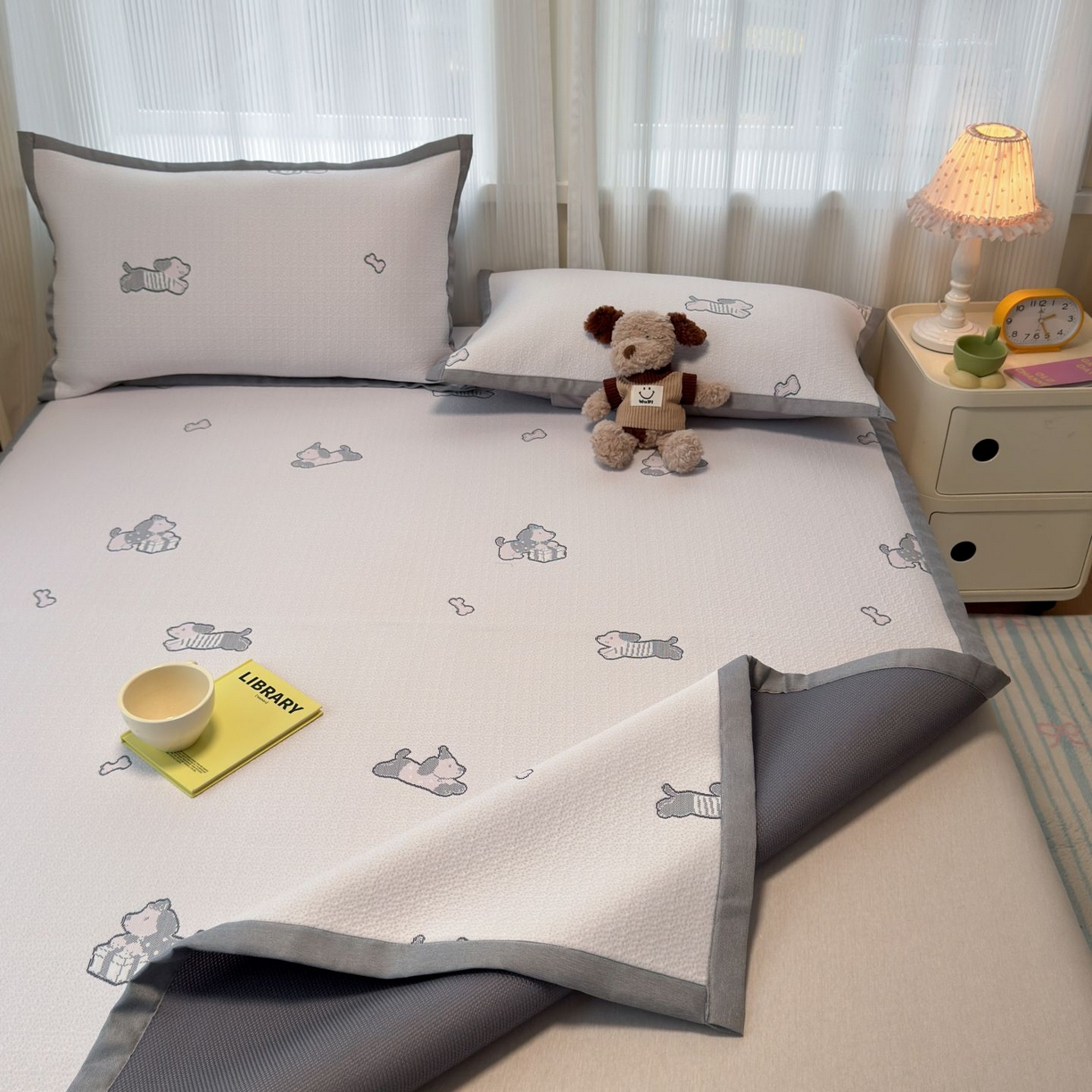 91家纺网 家纺一手货源 找家纺 亿梵家居 2026春夏新款冰豆豆PE高分子凉席 狗狗派对-粉