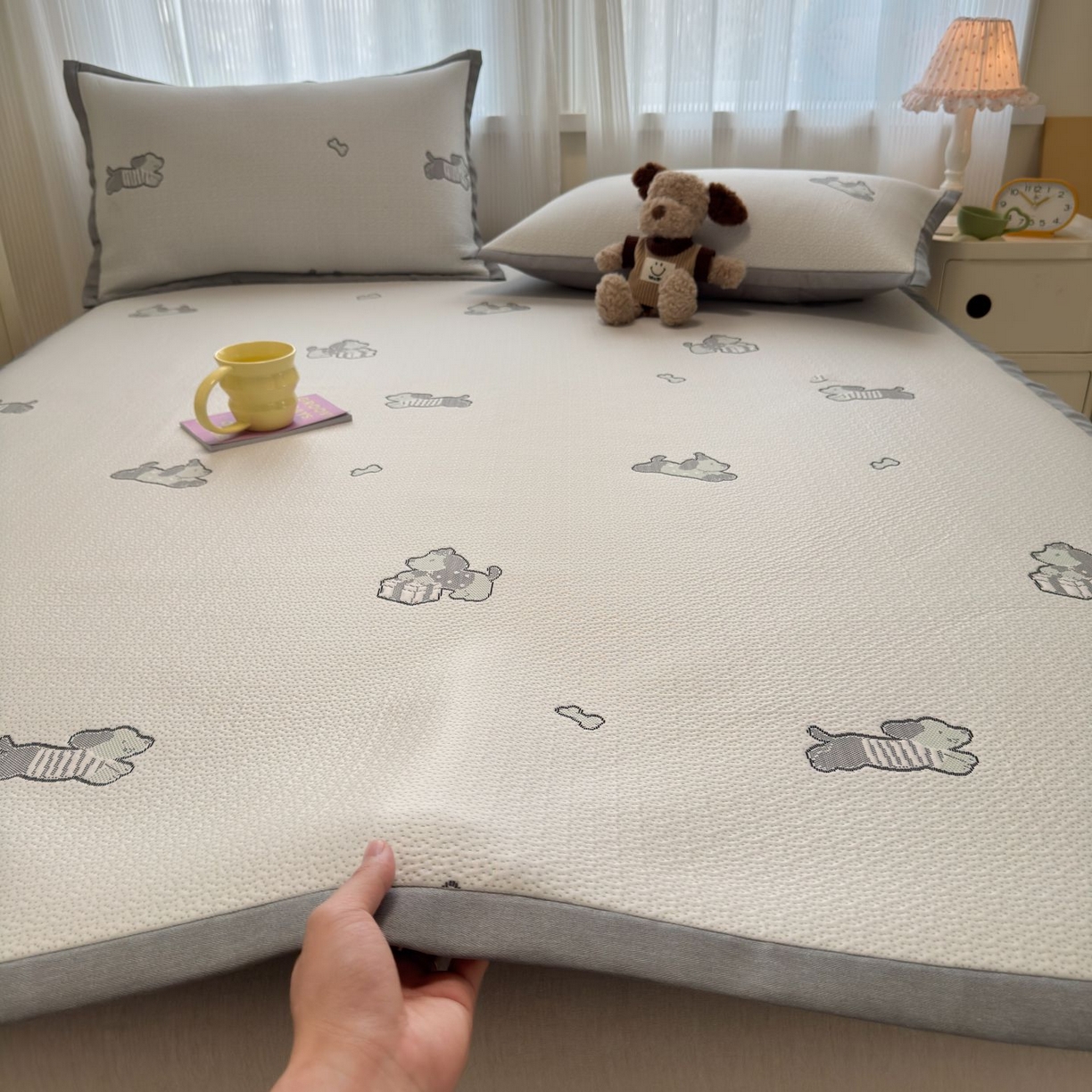 91家纺网 家纺一手货源 找家纺 亿梵家居 2026春夏新款冰豆豆PE高分子凉席 狗狗派对-绿