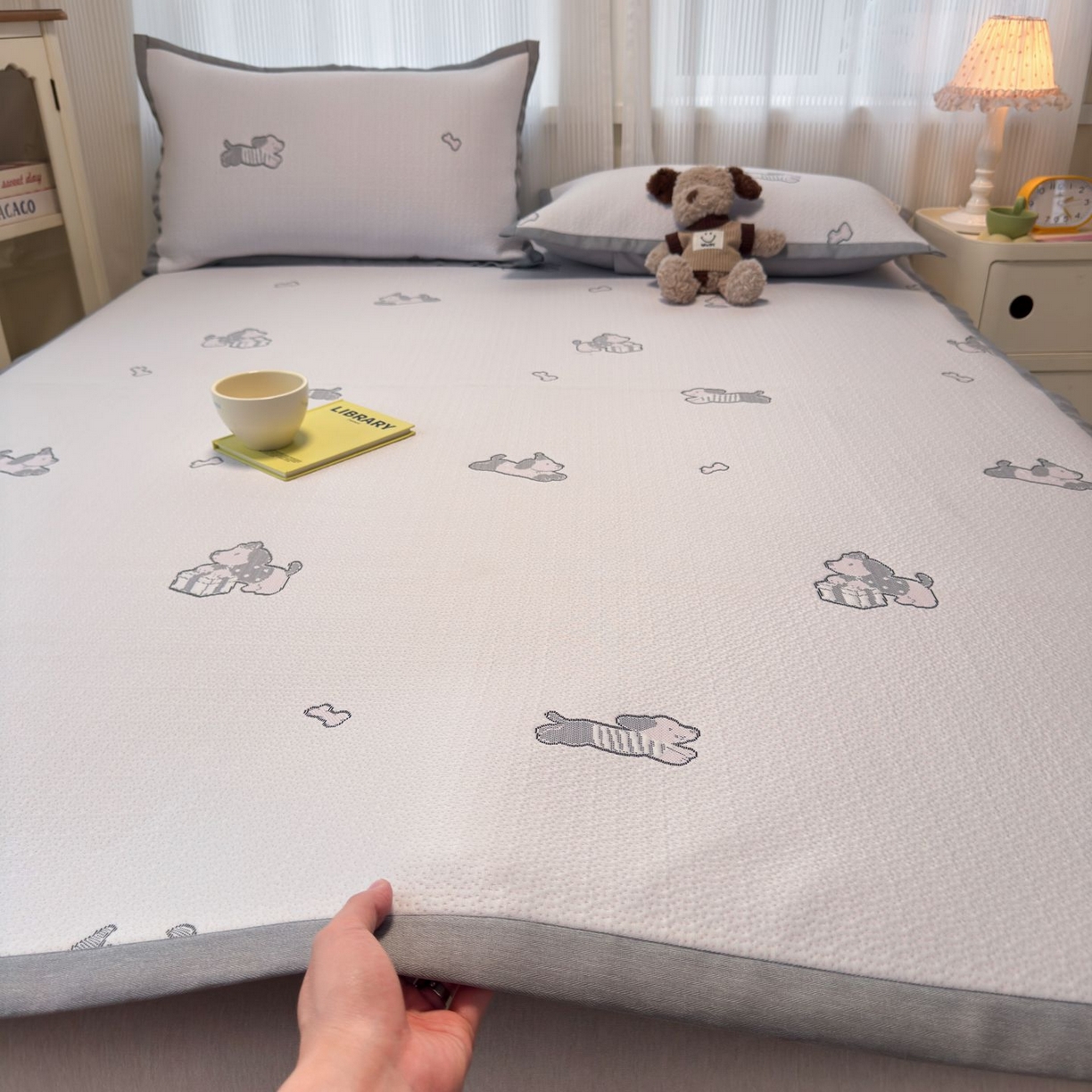 91家纺网 家纺一手货源 找家纺 亿梵家居 2026春夏新款冰豆豆PE高分子凉席 狗狗派对-粉