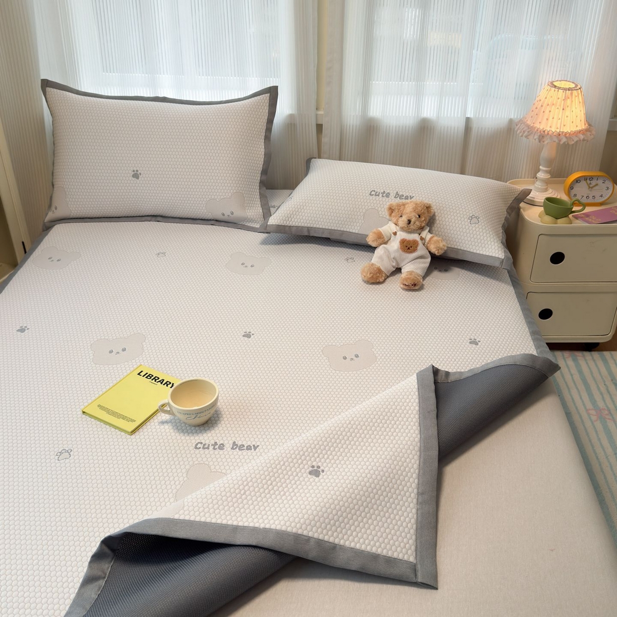 91家纺网 家纺一手货源 找家纺 亿梵家居 2026春夏新款冰豆豆PE高分子凉席 比利熊-咖