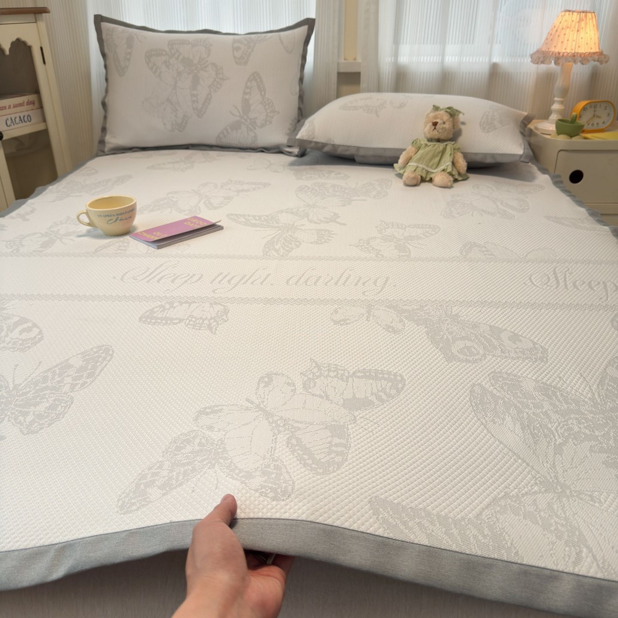 91家纺网 家纺一手货源 找家纺 亿梵家居 2026春夏新款冰豆豆PE高分子凉席 蝶舞