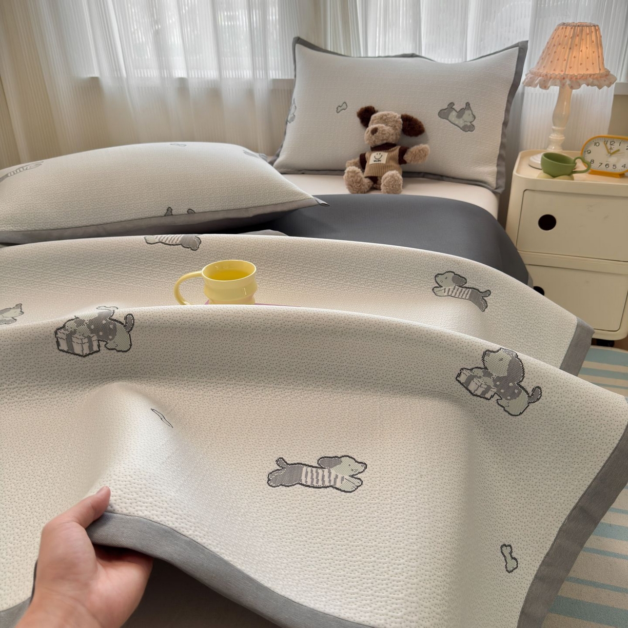 91家纺网 家纺一手货源 找家纺 亿梵家居 2026春夏新款冰豆豆PE高分子凉席 狗狗派对-绿