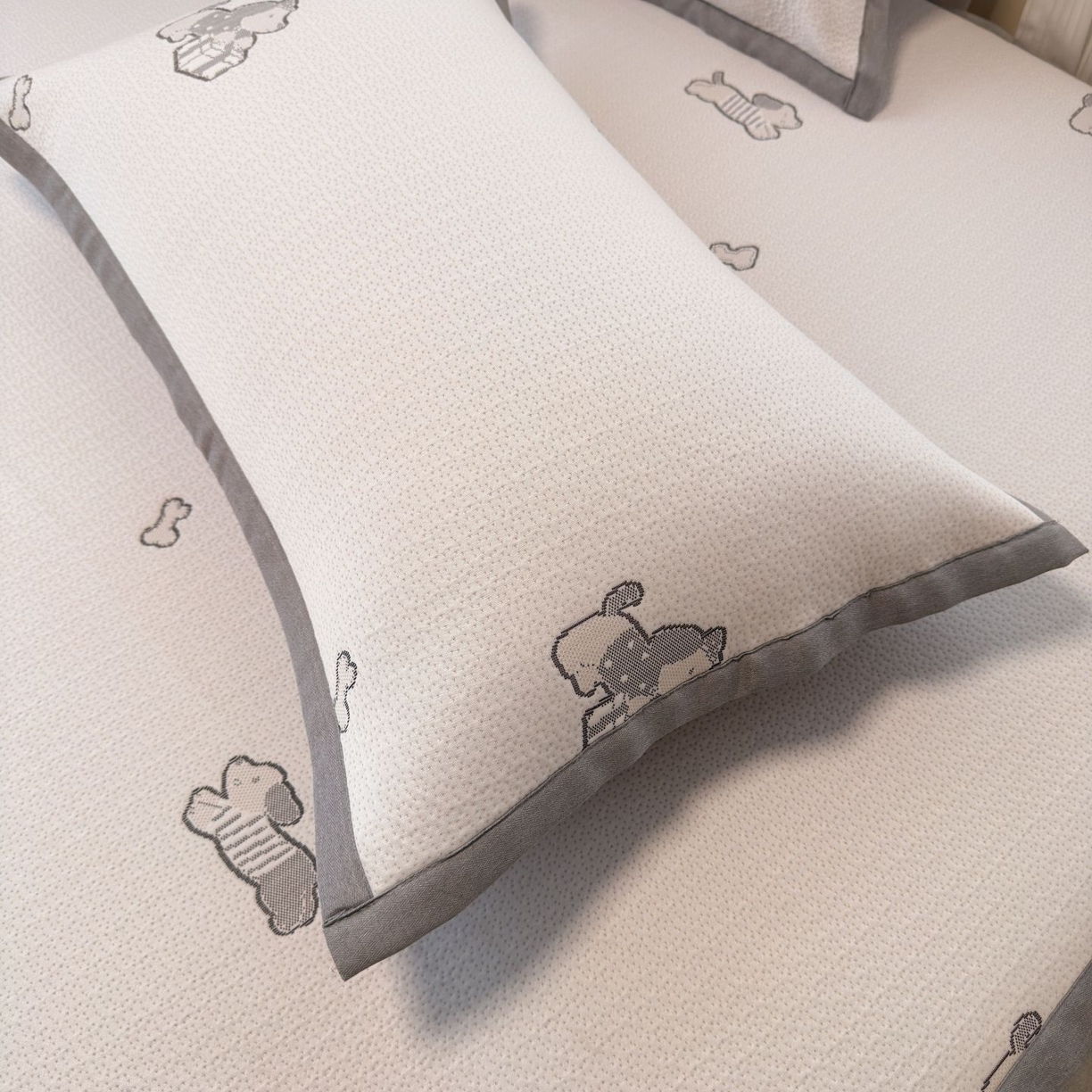 91家纺网 家纺一手货源 找家纺 亿梵家居 2026春夏新款冰豆豆PE高分子凉席 狗狗派对-咖