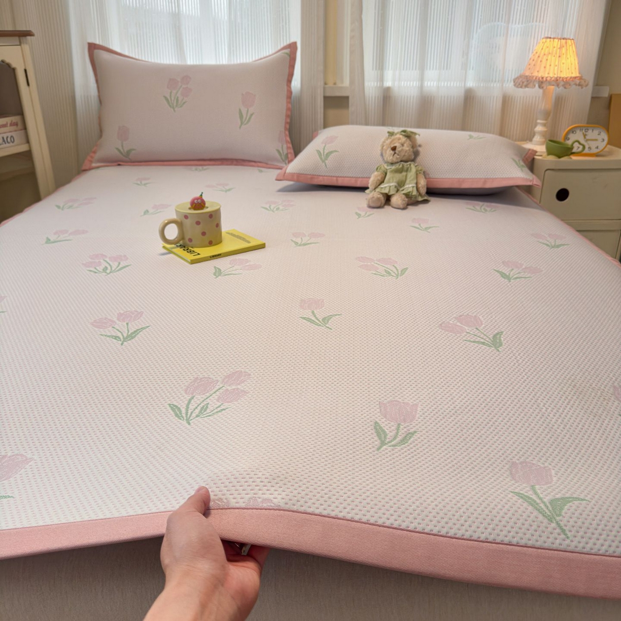 91家纺网 家纺一手货源 找家纺 亿梵家居 2026春夏新款冰豆豆PE高分子凉席 花间梦-粉