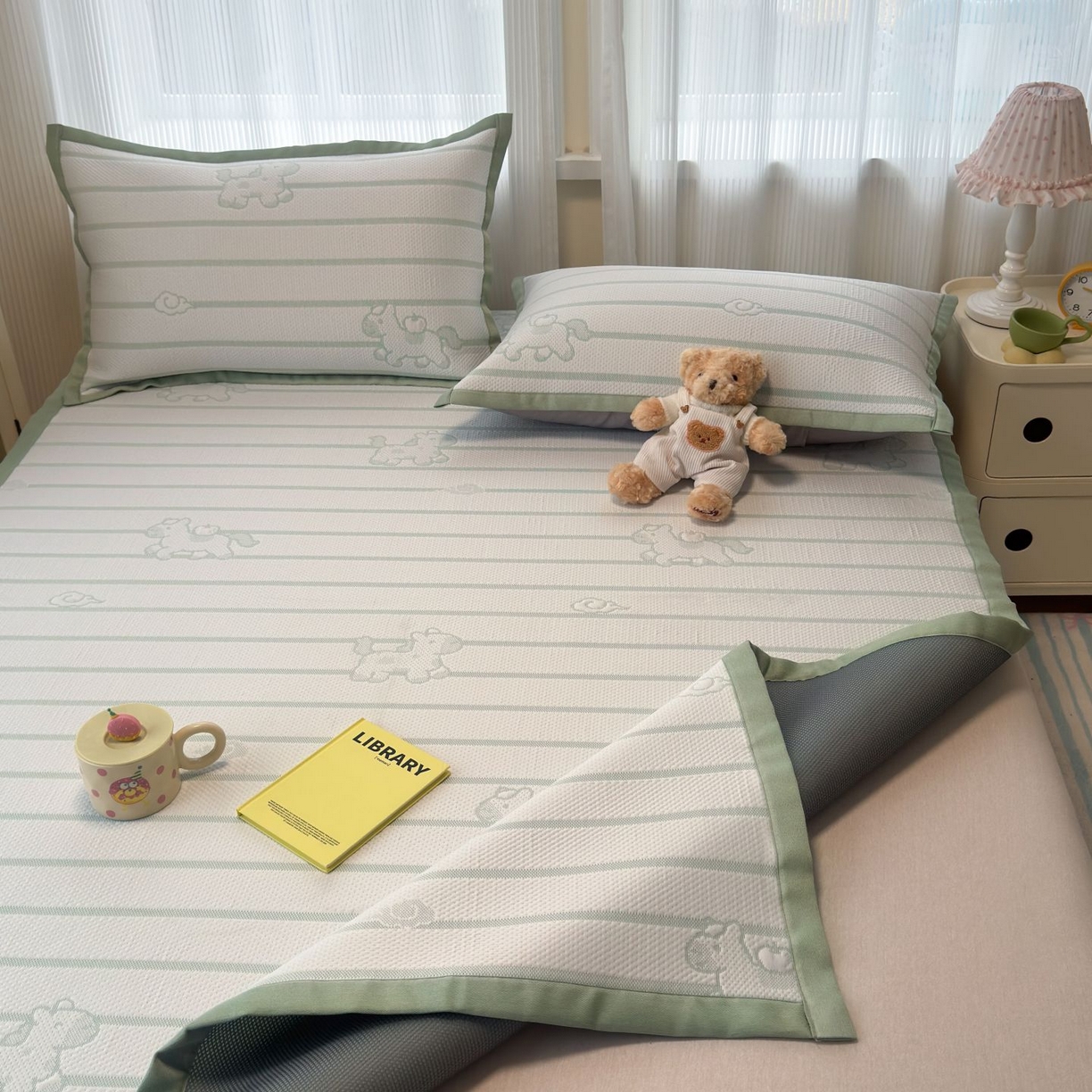 91家纺网 家纺一手货源 找家纺 亿梵家居 2026春夏新款冰豆豆PE高分子凉席 幸运小马-绿