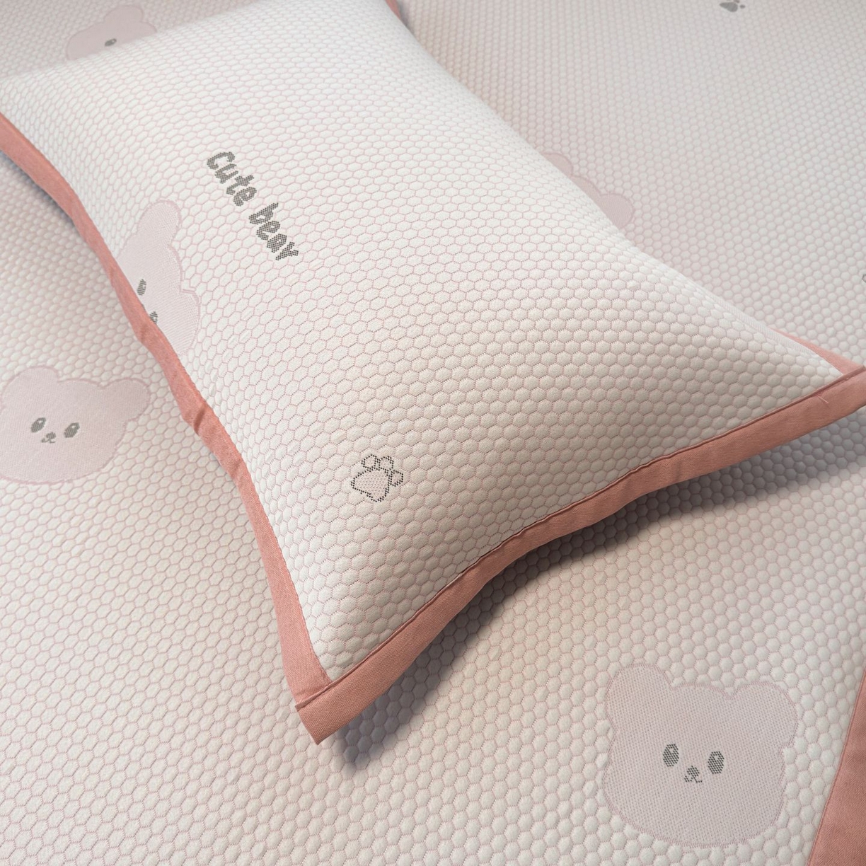 91家纺网 家纺一手货源 找家纺 亿梵家居 2026春夏新款冰豆豆PE高分子凉席 比利熊-粉