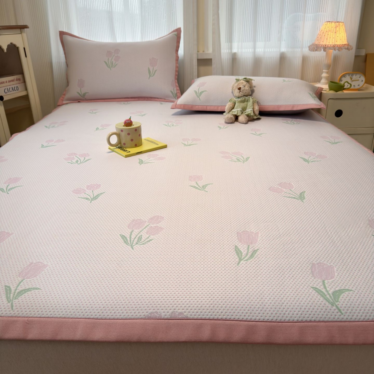 91家纺网 家纺一手货源 找家纺 亿梵家居 2026春夏新款冰豆豆PE高分子凉席 花间梦-粉