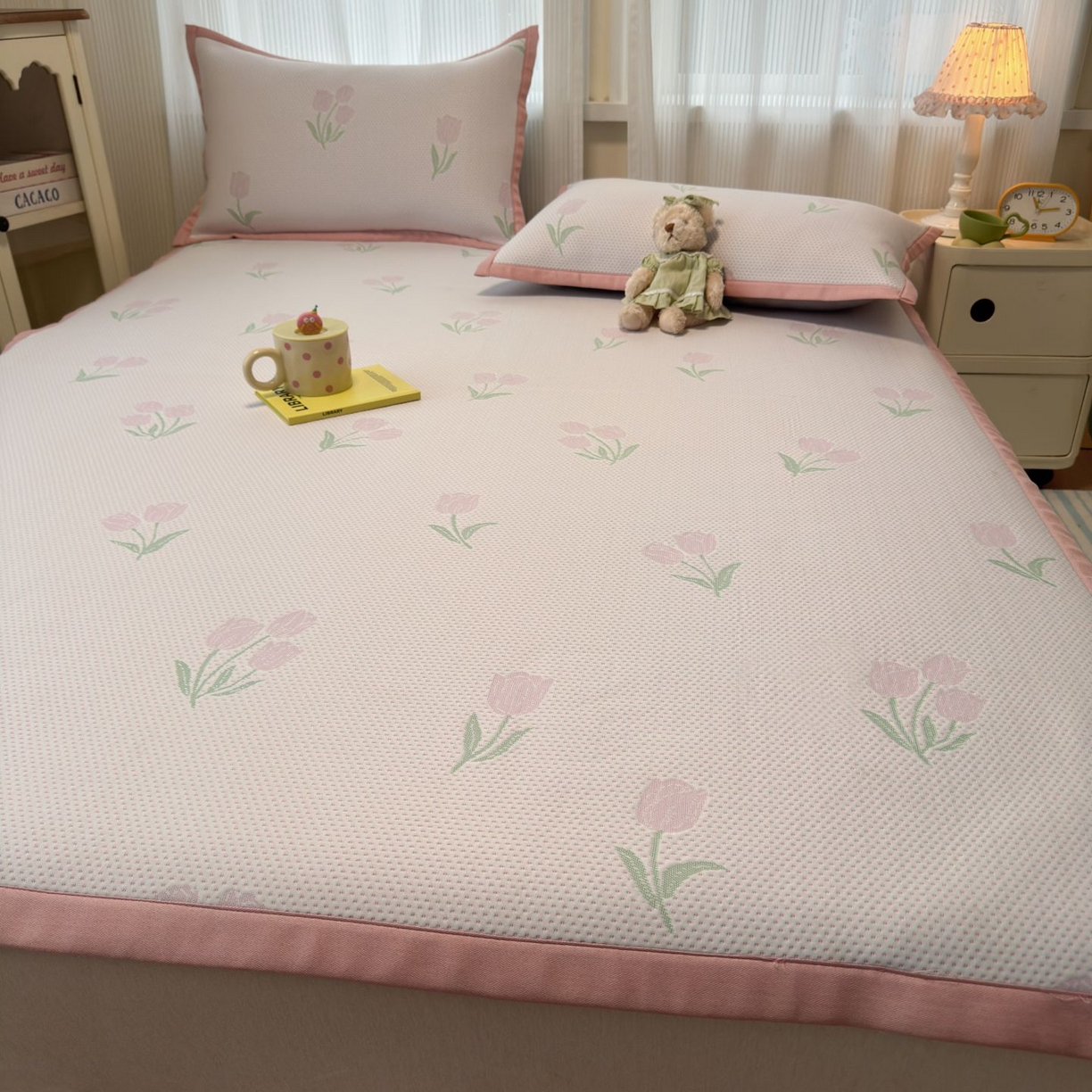 91家纺网 家纺一手货源 找家纺 亿梵家居 2026春夏新款冰豆豆PE高分子凉席 花间梦-粉