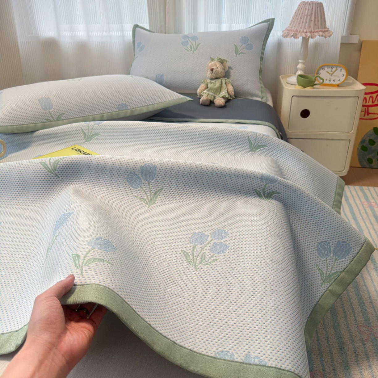 91家纺网 家纺一手货源 找家纺 亿梵家居 2026春夏新款冰豆豆PE高分子凉席 花间梦-蓝