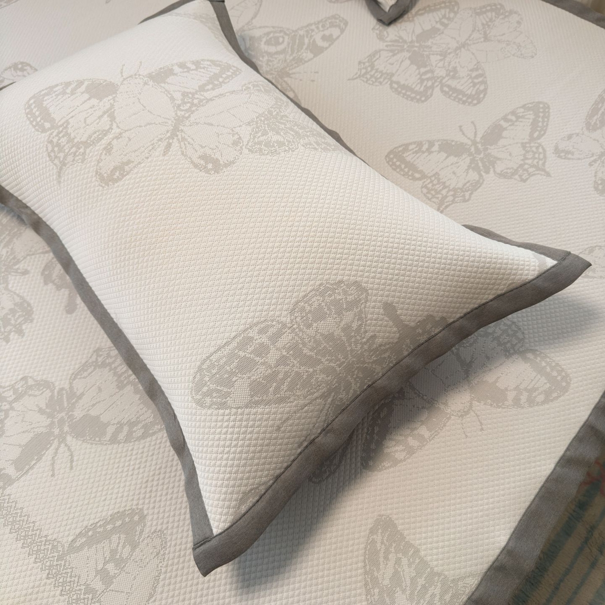 91家纺网 家纺一手货源 找家纺 亿梵家居 2026春夏新款冰豆豆PE高分子凉席 蝶舞