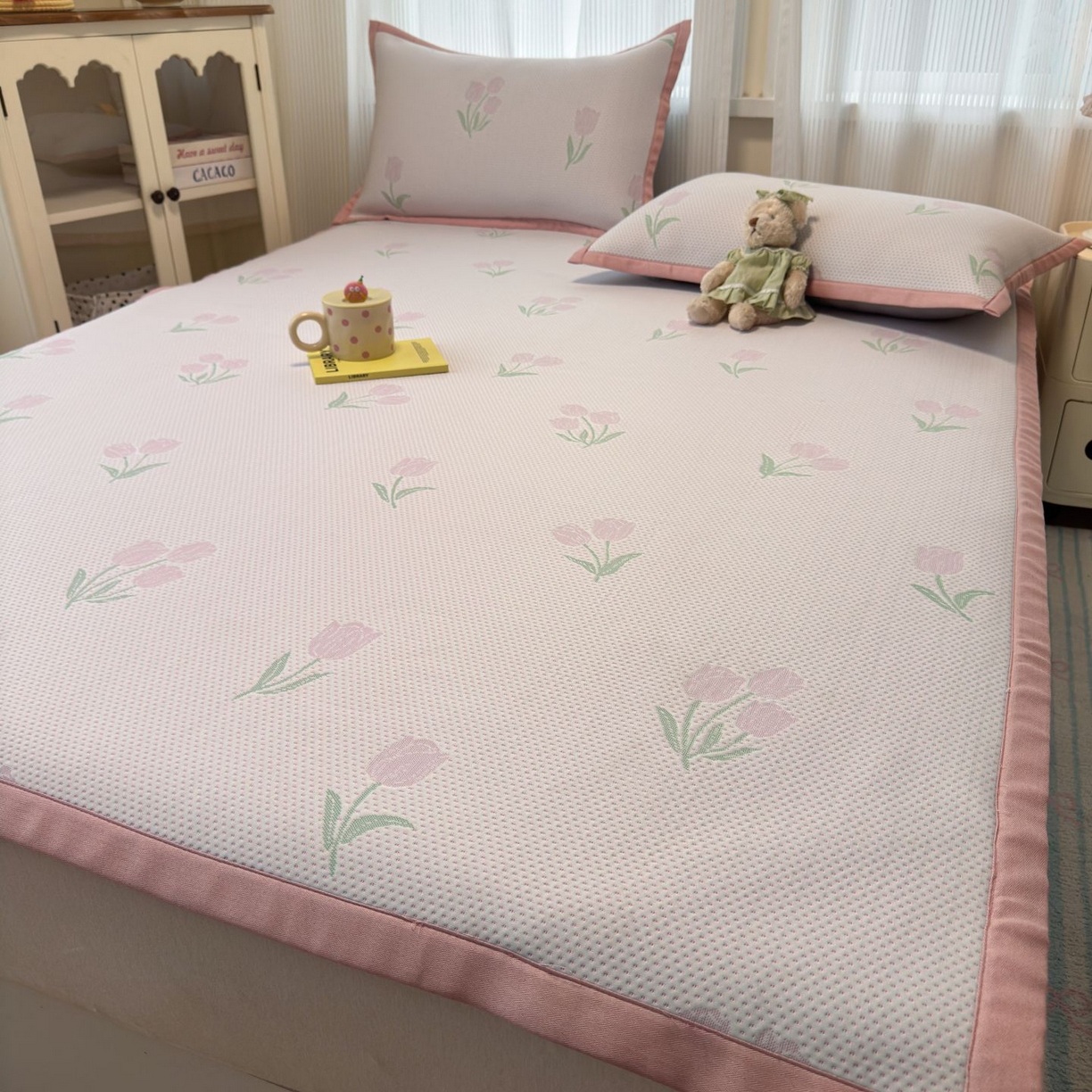 91家纺网 家纺一手货源 找家纺 亿梵家居 2026春夏新款冰豆豆PE高分子凉席 花间梦-粉