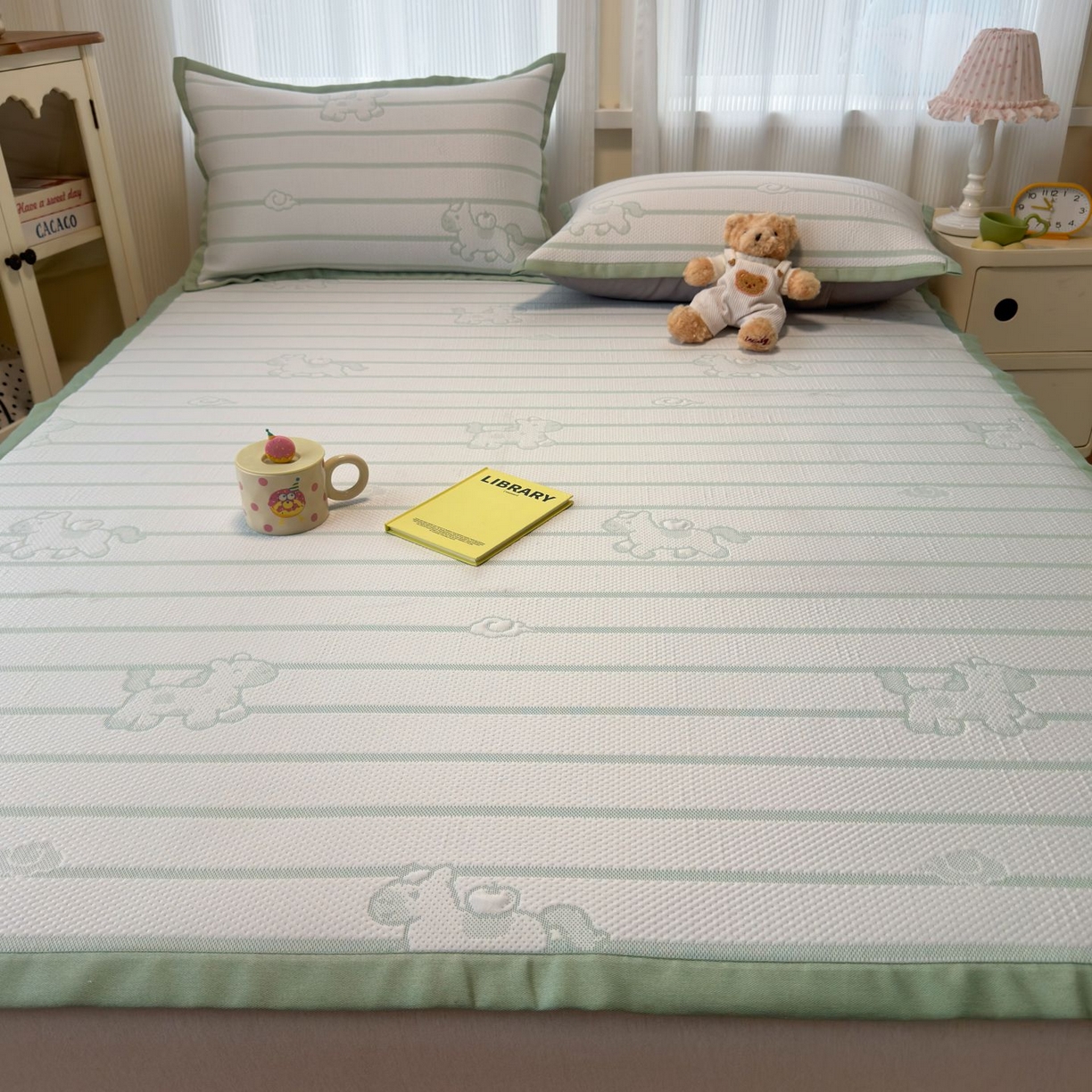 91家纺网 家纺一手货源 找家纺 亿梵家居 2026春夏新款冰豆豆PE高分子凉席 幸运小马-绿