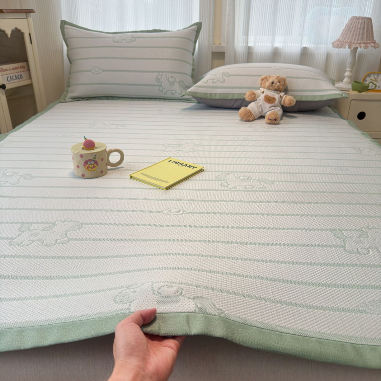 91家纺网 家纺一手货源 找家纺 亿梵家居 2026春夏新款冰豆豆PE高分子凉席 幸运小马-绿