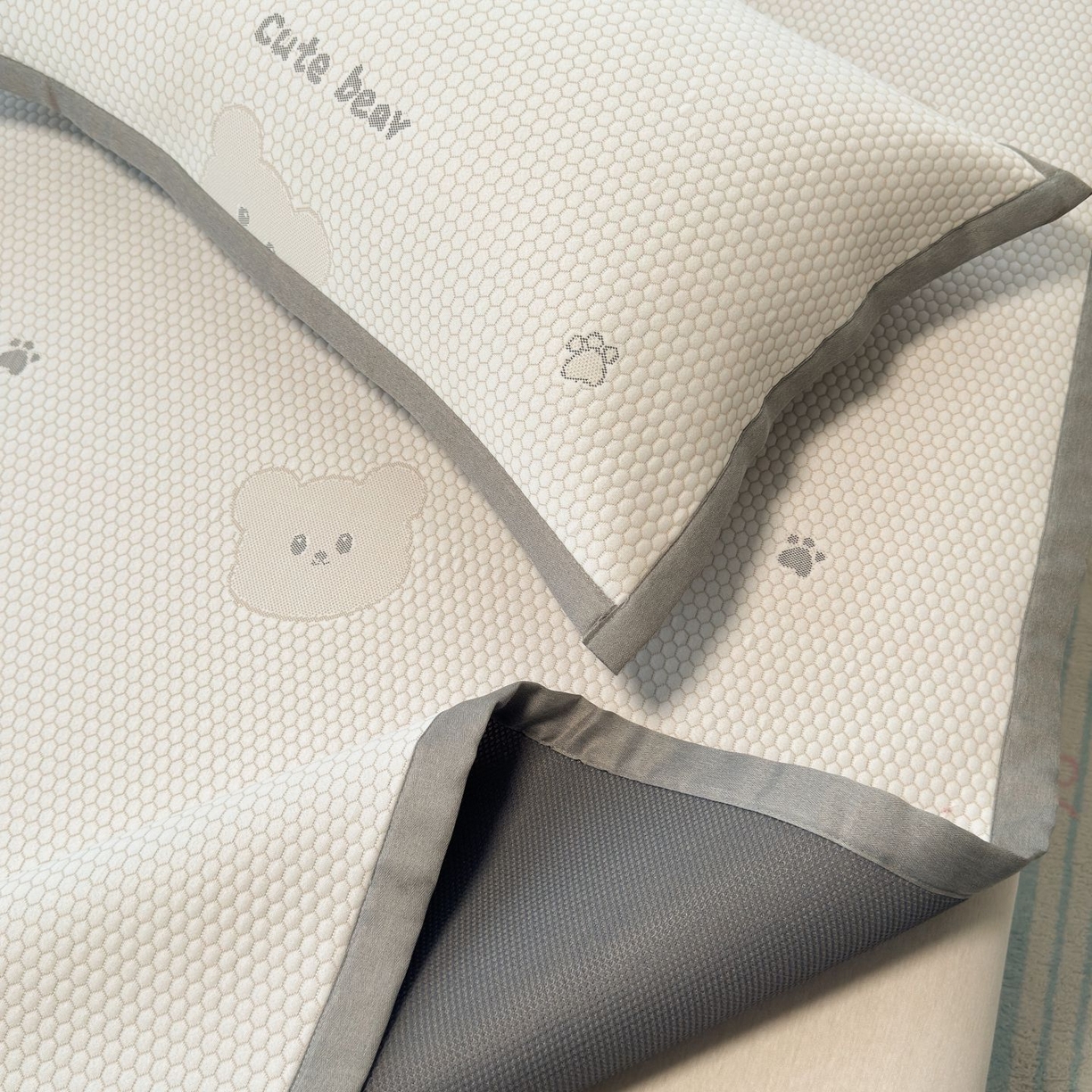 91家纺网 家纺一手货源 找家纺 亿梵家居 2026春夏新款冰豆豆PE高分子凉席 比利熊-咖