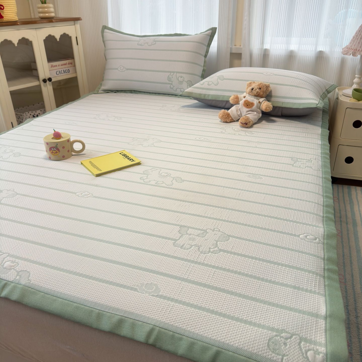 91家纺网 家纺一手货源 找家纺 亿梵家居 2026春夏新款冰豆豆PE高分子凉席 幸运小马-绿