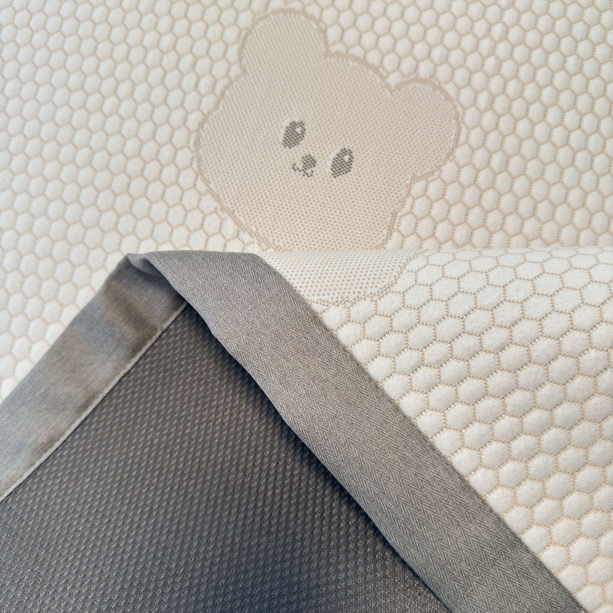 91家纺网 家纺一手货源 找家纺 亿梵家居 2026春夏新款冰豆豆PE高分子凉席 比利熊-咖