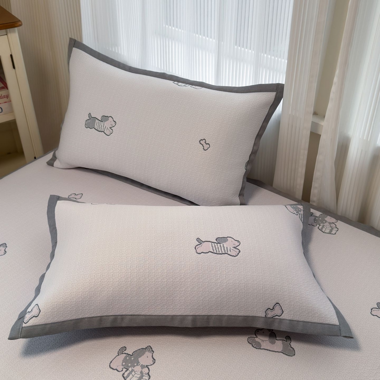 91家纺网 家纺一手货源 找家纺 亿梵家居 2026春夏新款冰豆豆PE高分子凉席 狗狗派对-粉