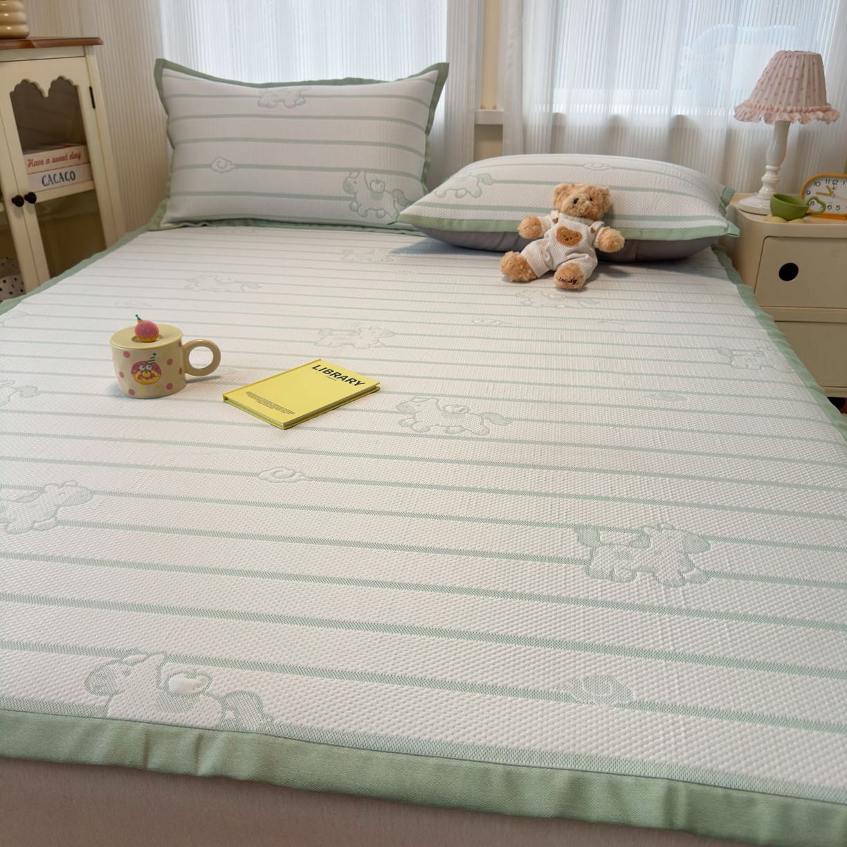 91家纺网 家纺一手货源 找家纺 亿梵家居 2026春夏新款冰豆豆PE高分子凉席 幸运小马-绿