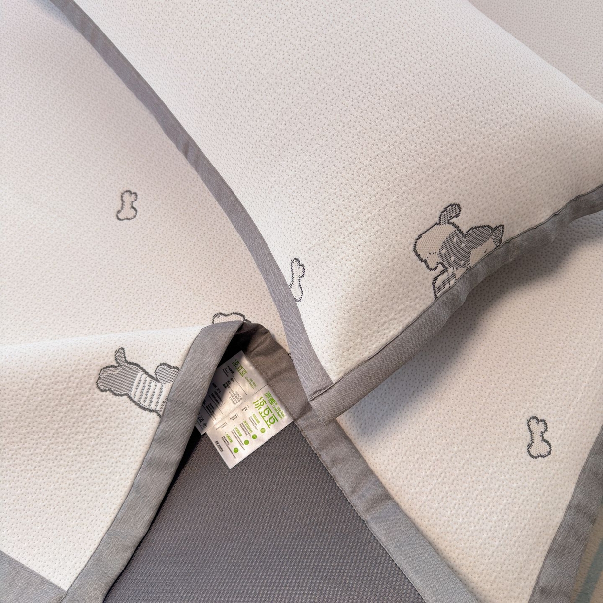 91家纺网 家纺一手货源 找家纺 亿梵家居 2026春夏新款冰豆豆PE高分子凉席 狗狗派对-咖