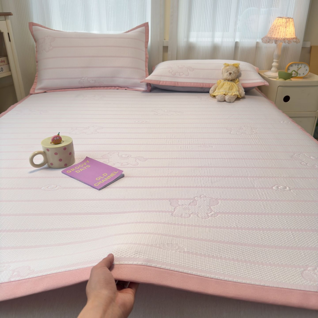 91家纺网 家纺一手货源 找家纺 亿梵家居 2026春夏新款冰豆豆PE高分子凉席 幸运小马-粉