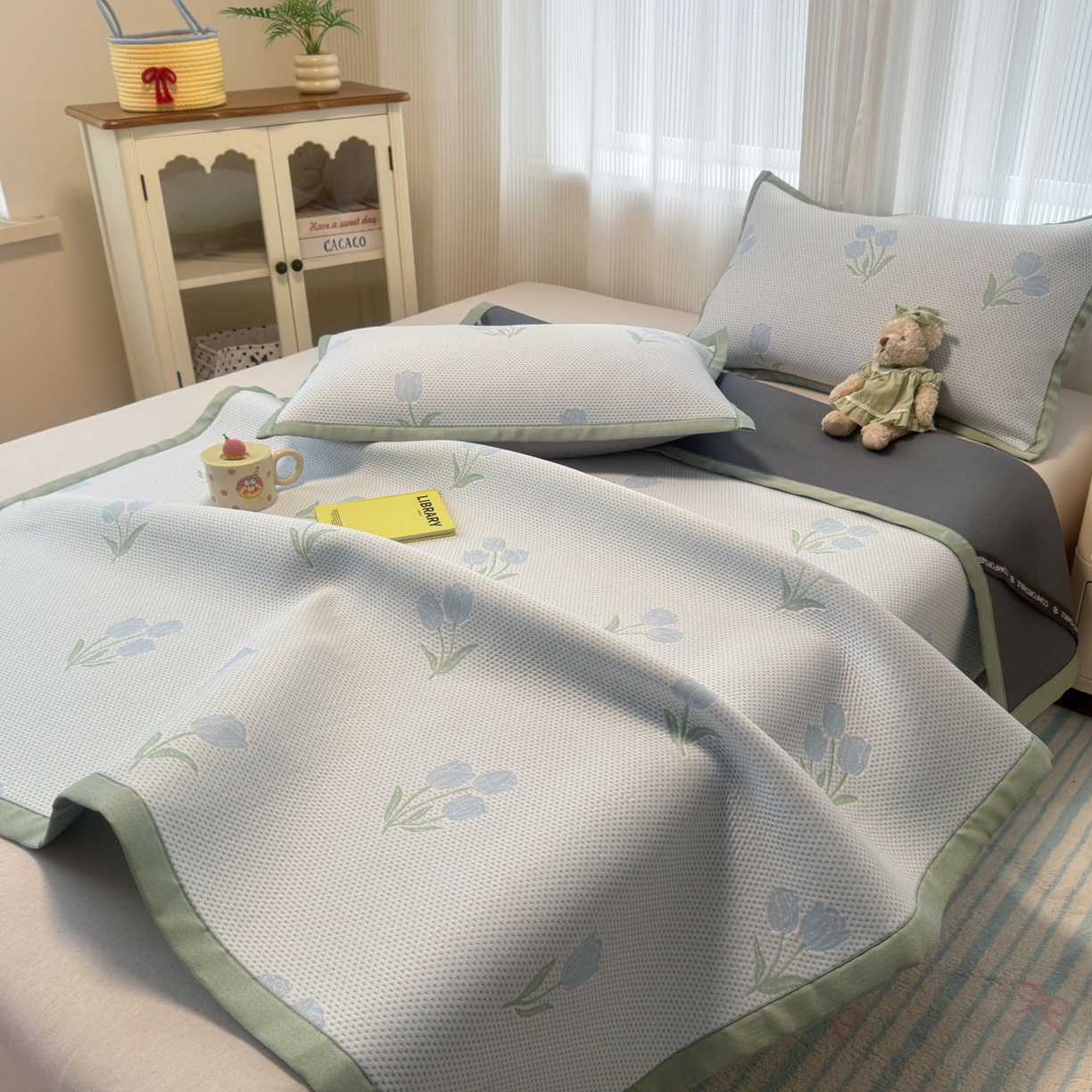 91家纺网 家纺一手货源 找家纺 亿梵家居 2026春夏新款冰豆豆PE高分子凉席 花间梦-蓝