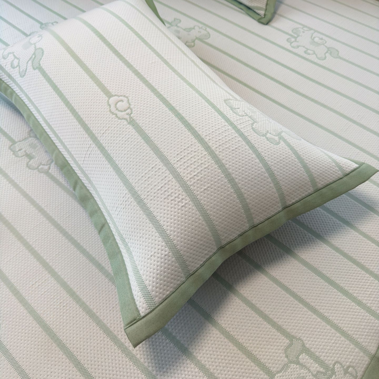 91家纺网 家纺一手货源 找家纺 亿梵家居 2026春夏新款冰豆豆PE高分子凉席 幸运小马-绿