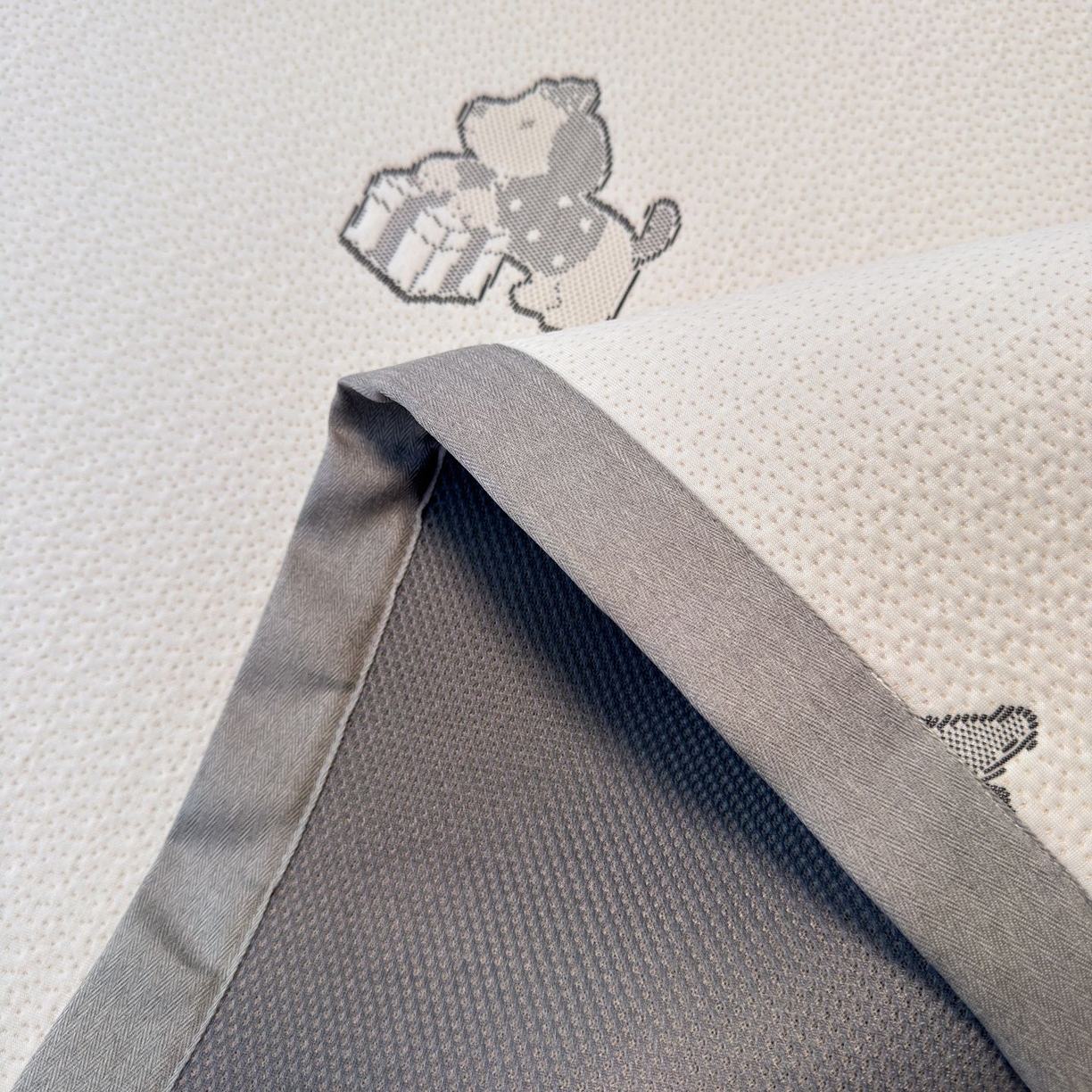 91家纺网 家纺一手货源 找家纺 亿梵家居 2026春夏新款冰豆豆PE高分子凉席 狗狗派对-咖