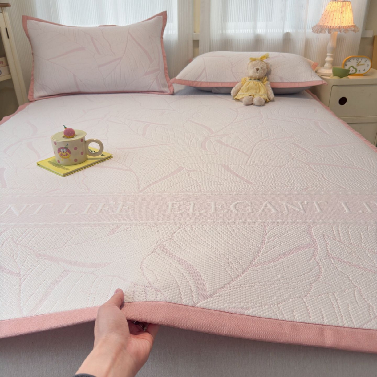 91家纺网 家纺一手货源 找家纺 亿梵家居 2026春夏新款冰豆豆PE高分子凉席 南枫-粉