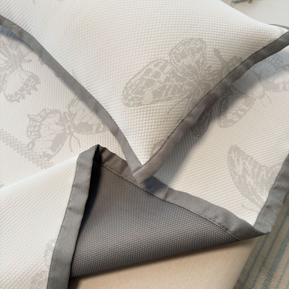 91家纺网 家纺一手货源 找家纺 亿梵家居 2026春夏新款冰豆豆PE高分子凉席 蝶舞