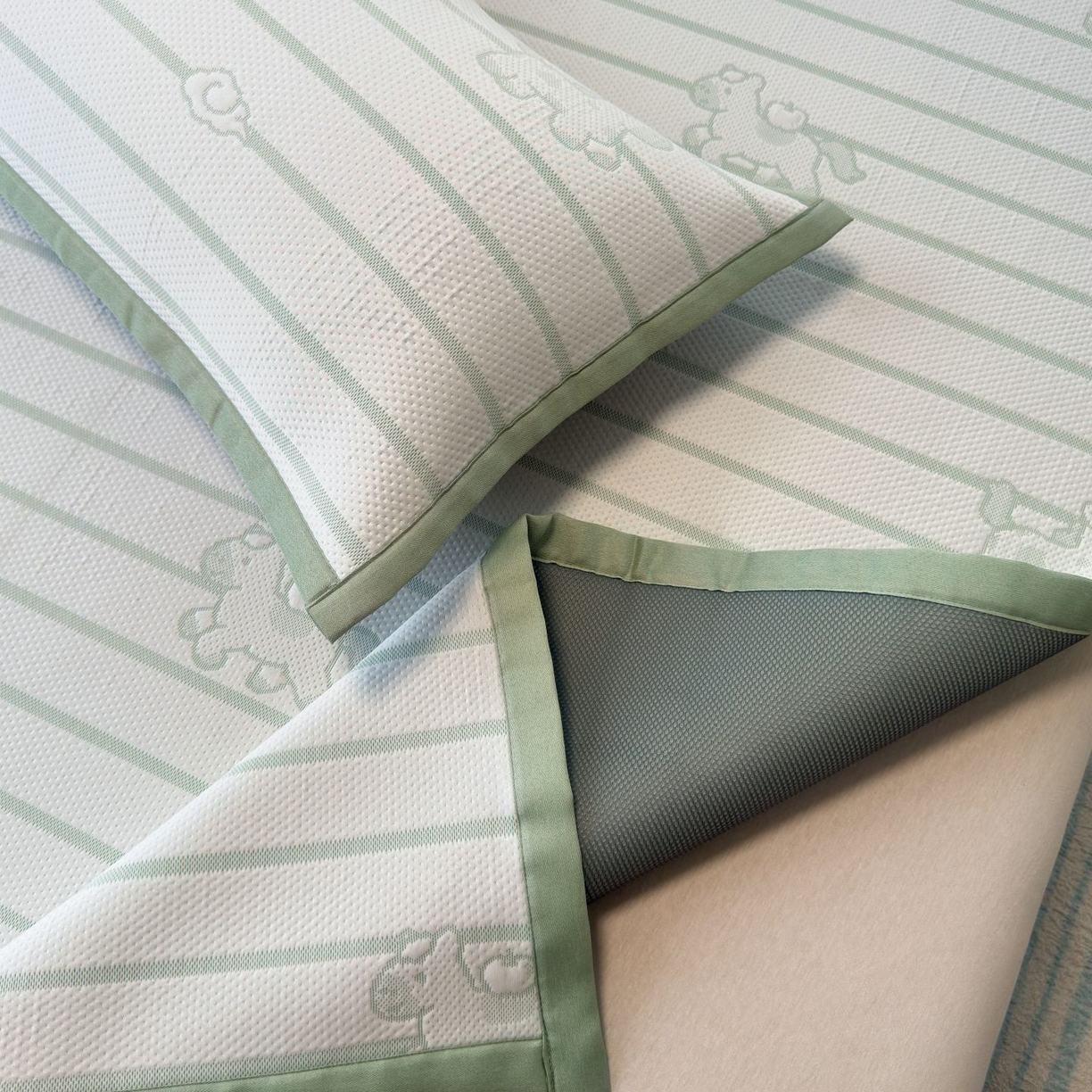 91家纺网 家纺一手货源 找家纺 亿梵家居 2026春夏新款冰豆豆PE高分子凉席 幸运小马-绿