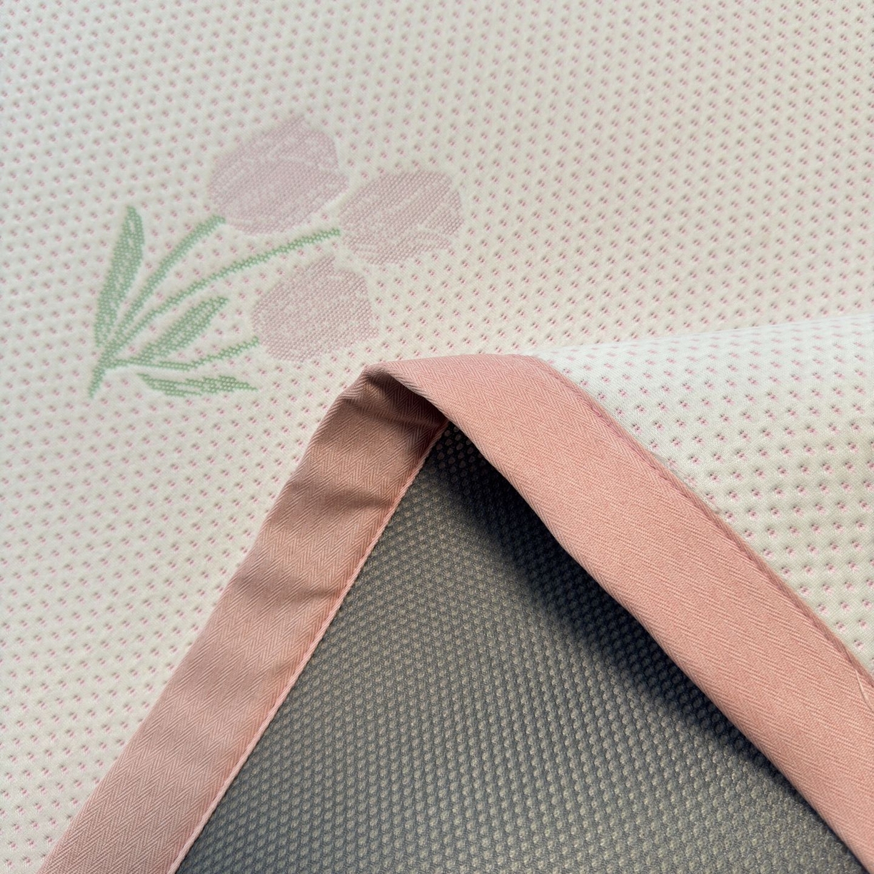 91家纺网 家纺一手货源 找家纺 亿梵家居 2026春夏新款冰豆豆PE高分子凉席 花间梦-粉