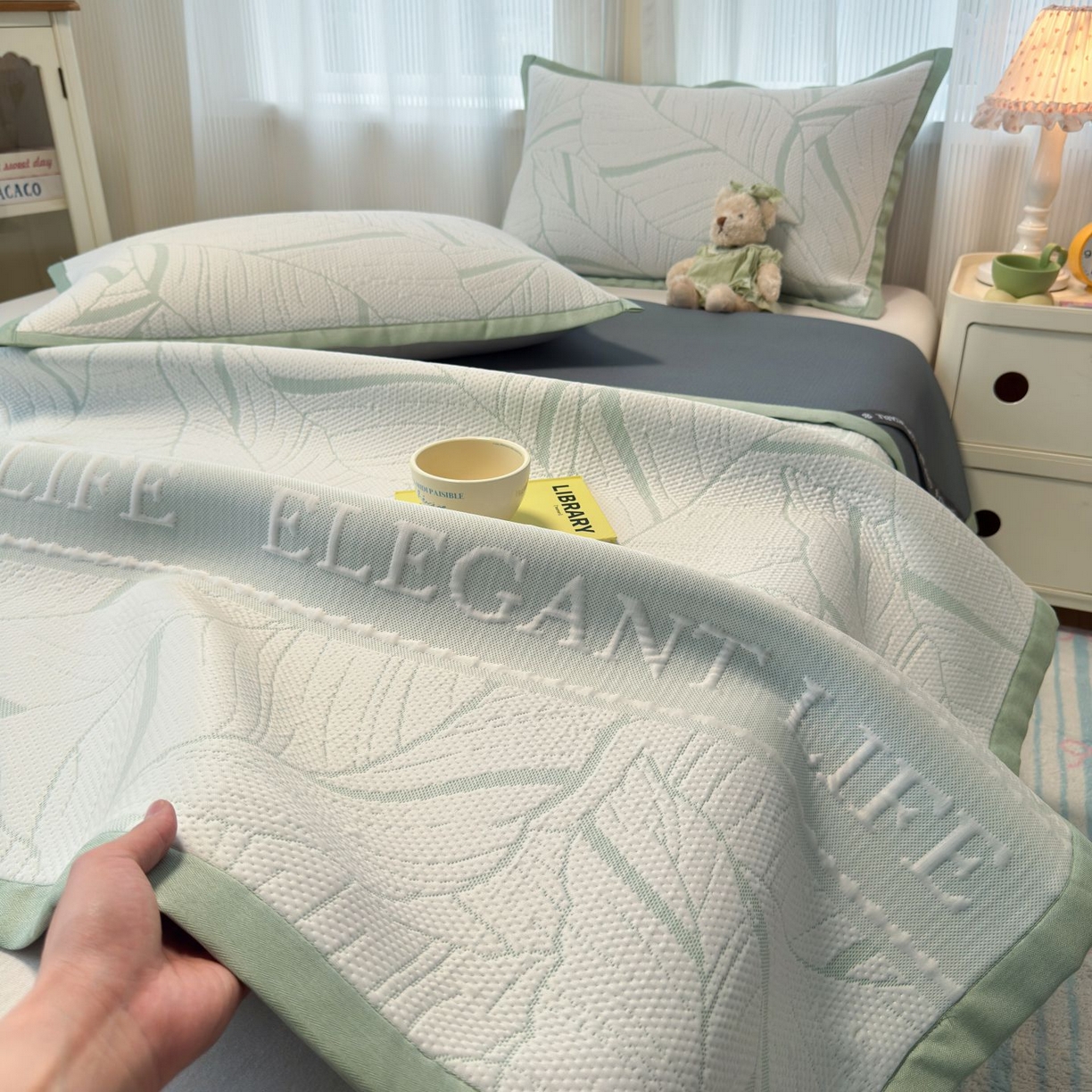 91家纺网 家纺一手货源 找家纺 亿梵家居 2026春夏新款冰豆豆PE高分子凉席 南枫-绿