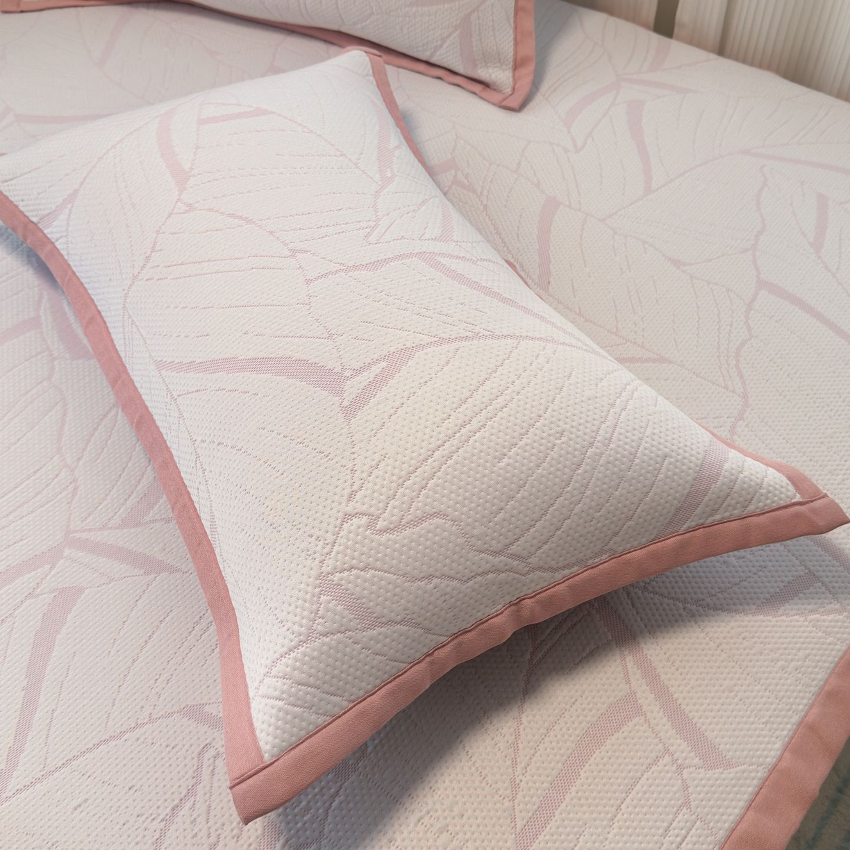 91家纺网 家纺一手货源 找家纺 亿梵家居 2026春夏新款冰豆豆PE高分子凉席 南枫-粉