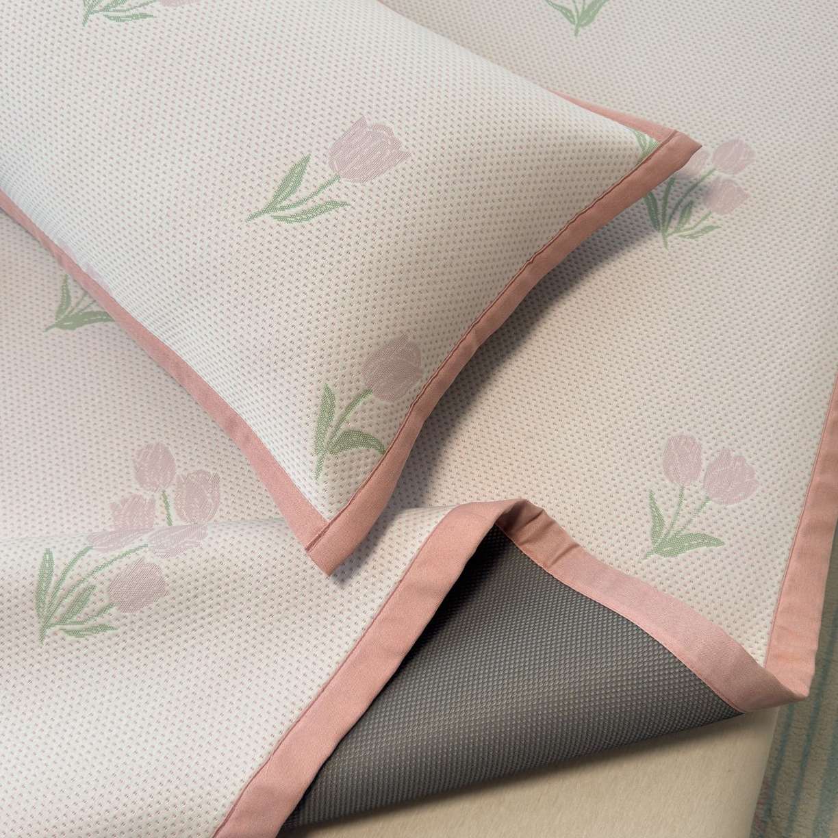 91家纺网 家纺一手货源 找家纺 亿梵家居 2026春夏新款冰豆豆PE高分子凉席 花间梦-粉