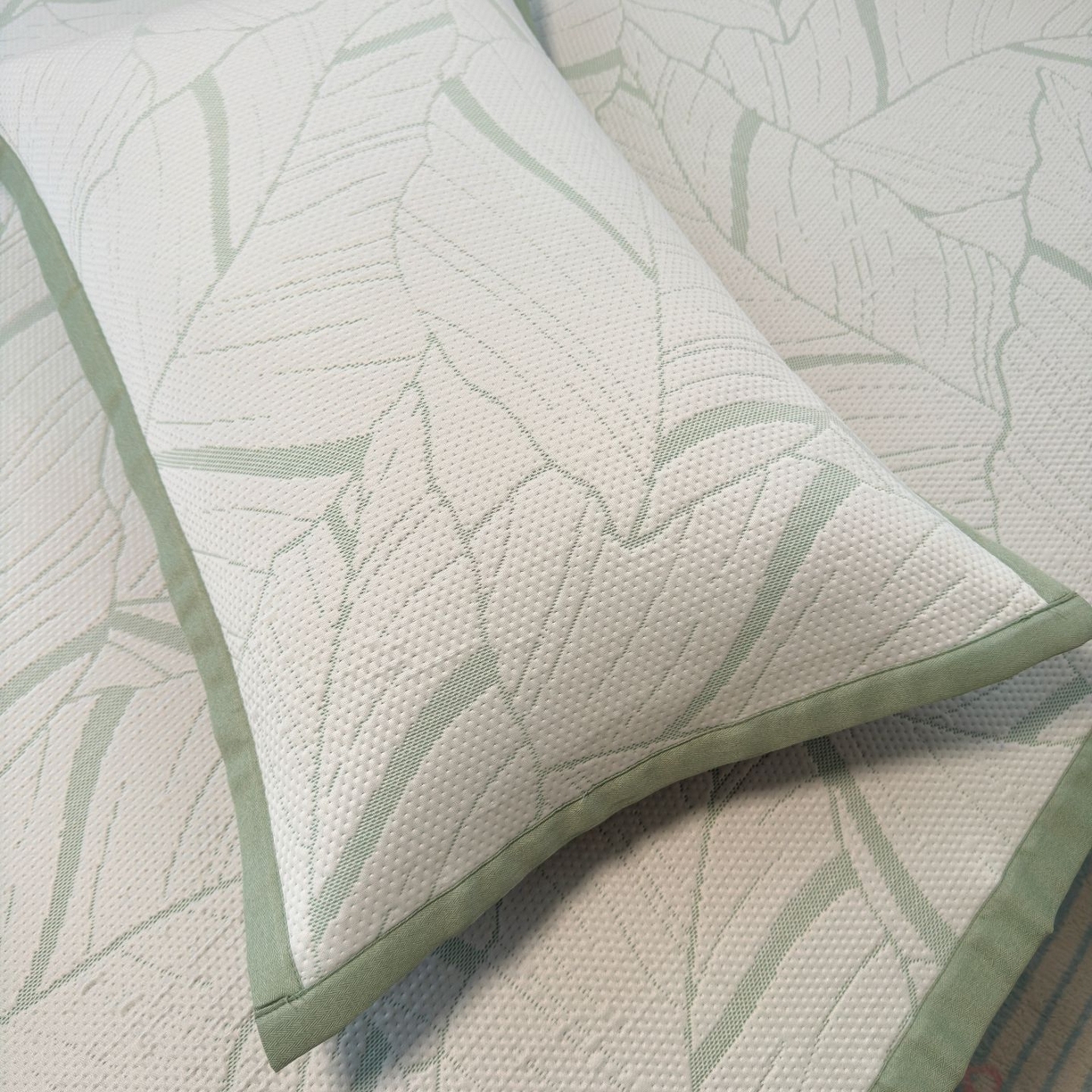 91家纺网 家纺一手货源 找家纺 亿梵家居 2026春夏新款冰豆豆PE高分子凉席 南枫-绿