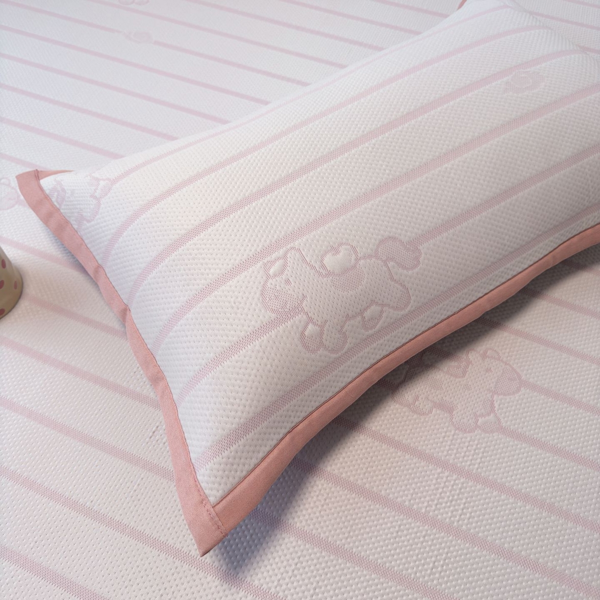 91家纺网 家纺一手货源 找家纺 亿梵家居 2026春夏新款冰豆豆PE高分子凉席 幸运小马-粉