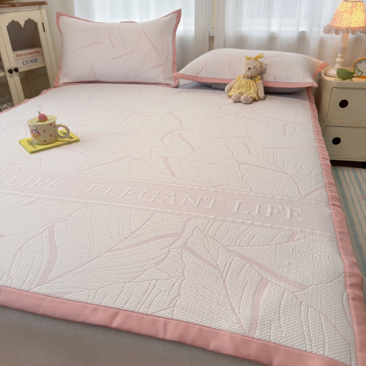 91家纺网 家纺一手货源 找家纺 亿梵家居 2026春夏新款冰豆豆PE高分子凉席 南枫-粉