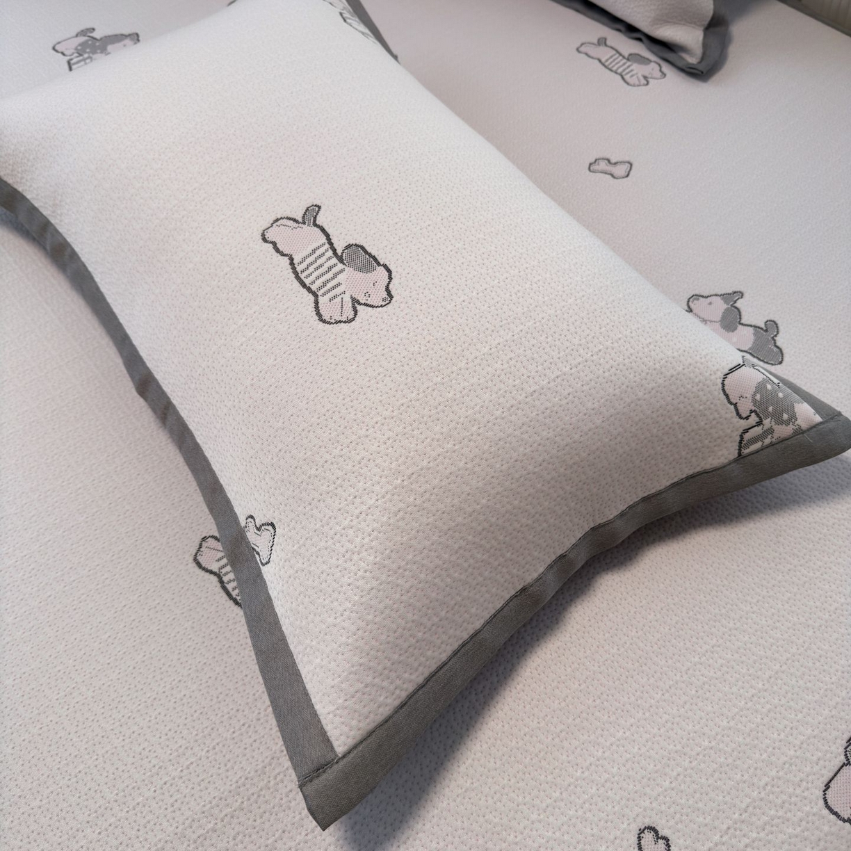 91家纺网 家纺一手货源 找家纺 亿梵家居 2026春夏新款冰豆豆PE高分子凉席 狗狗派对-粉