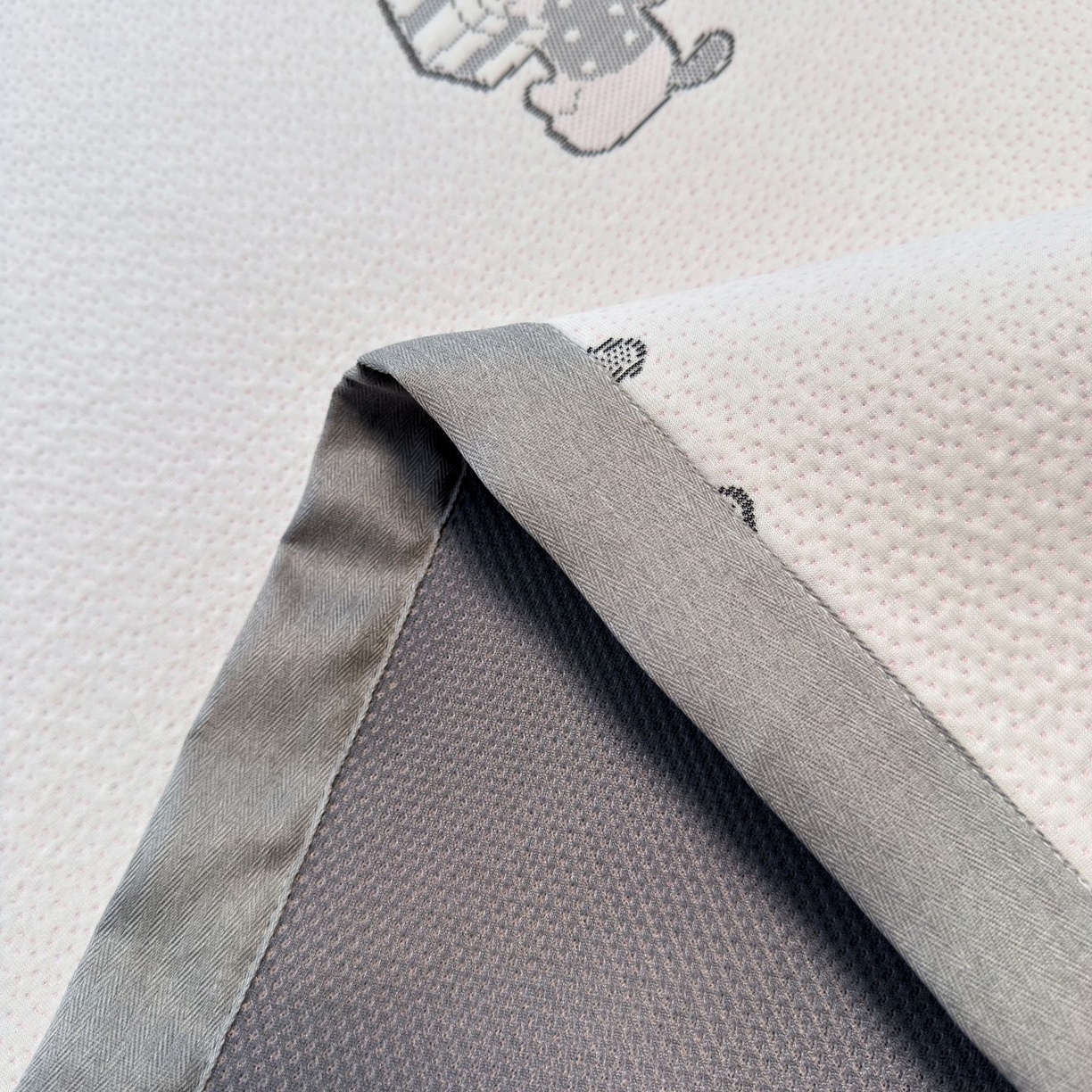 91家纺网 家纺一手货源 找家纺 亿梵家居 2026春夏新款冰豆豆PE高分子凉席 狗狗派对-粉