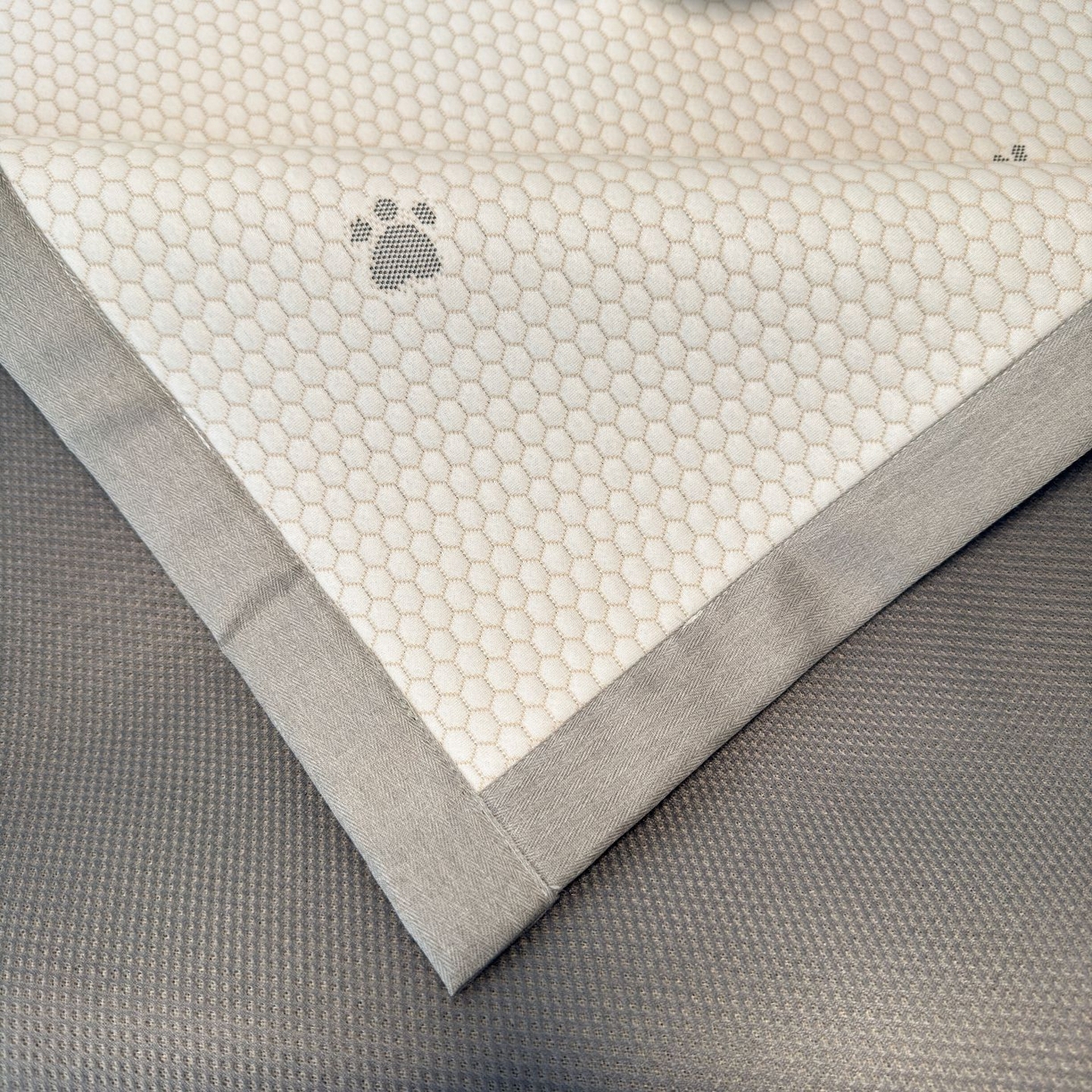 91家纺网 家纺一手货源 找家纺 亿梵家居 2026春夏新款冰豆豆PE高分子凉席 比利熊-咖