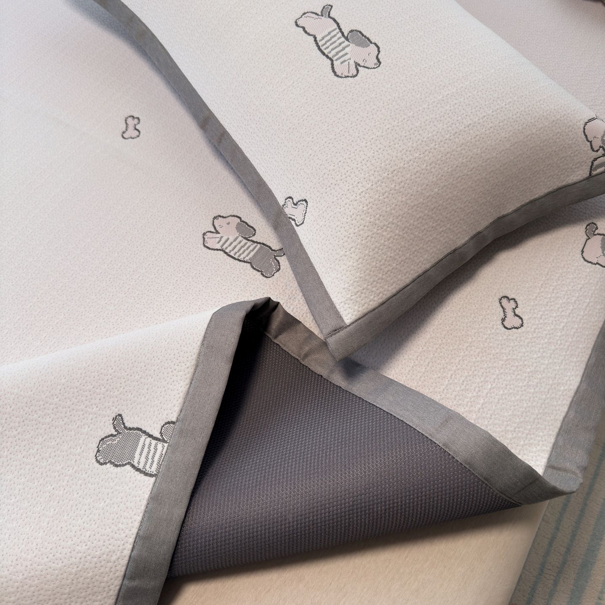 91家纺网 家纺一手货源 找家纺 亿梵家居 2026春夏新款冰豆豆PE高分子凉席 狗狗派对-粉