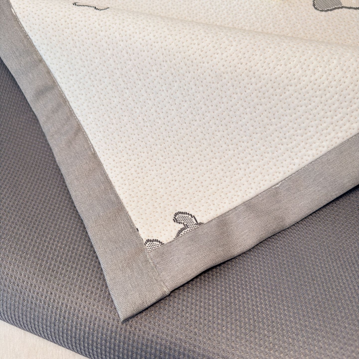 91家纺网 家纺一手货源 找家纺 亿梵家居 2026春夏新款冰豆豆PE高分子凉席 狗狗派对-咖