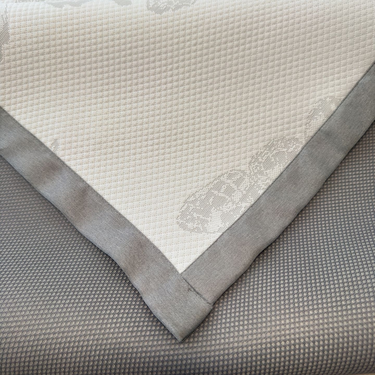 91家纺网 家纺一手货源 找家纺 亿梵家居 2026春夏新款冰豆豆PE高分子凉席 蝶舞