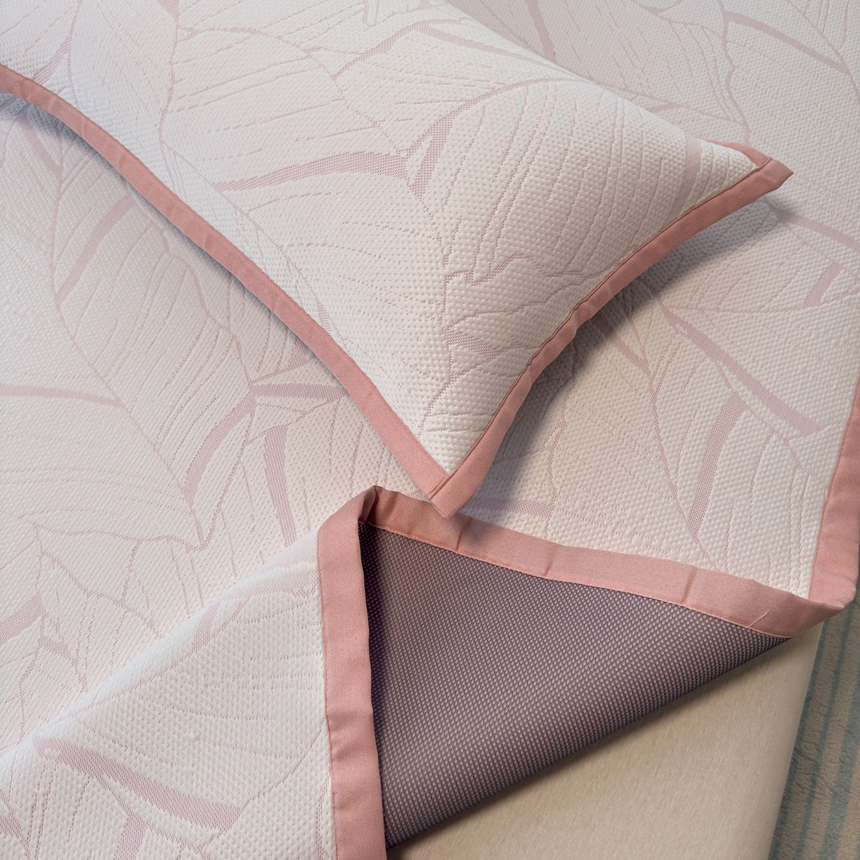 91家纺网 家纺一手货源 找家纺 亿梵家居 2026春夏新款冰豆豆PE高分子凉席 南枫-粉