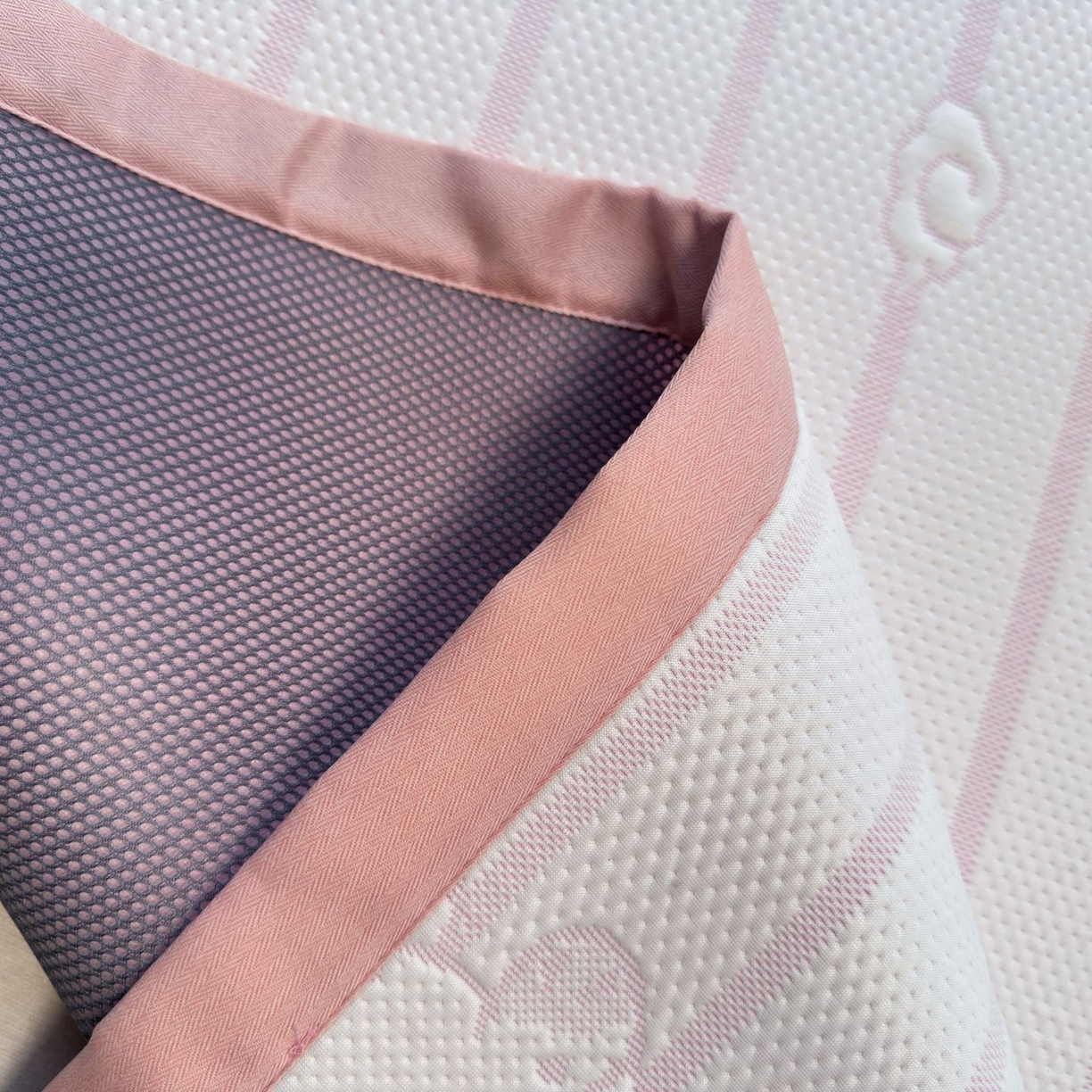 91家纺网 家纺一手货源 找家纺 亿梵家居 2026春夏新款冰豆豆PE高分子凉席 幸运小马-粉